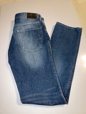 Guess Men's Medium Blue Distressed Straight Jeans. NWOT. Size 32
